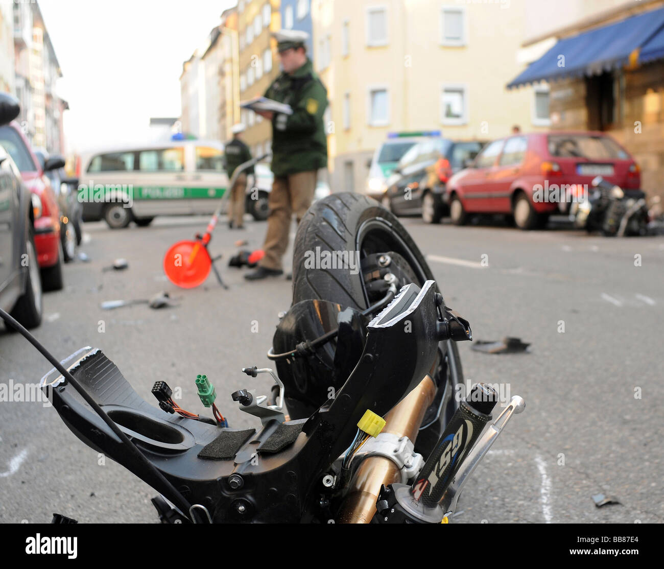 Motorrad-Unfall mit einem Schwerverletzten Fahrer, Silberburg/Lerchenstrasse, Stuttgart, Baden-Württemberg, Deutschland, Europa Stockfoto