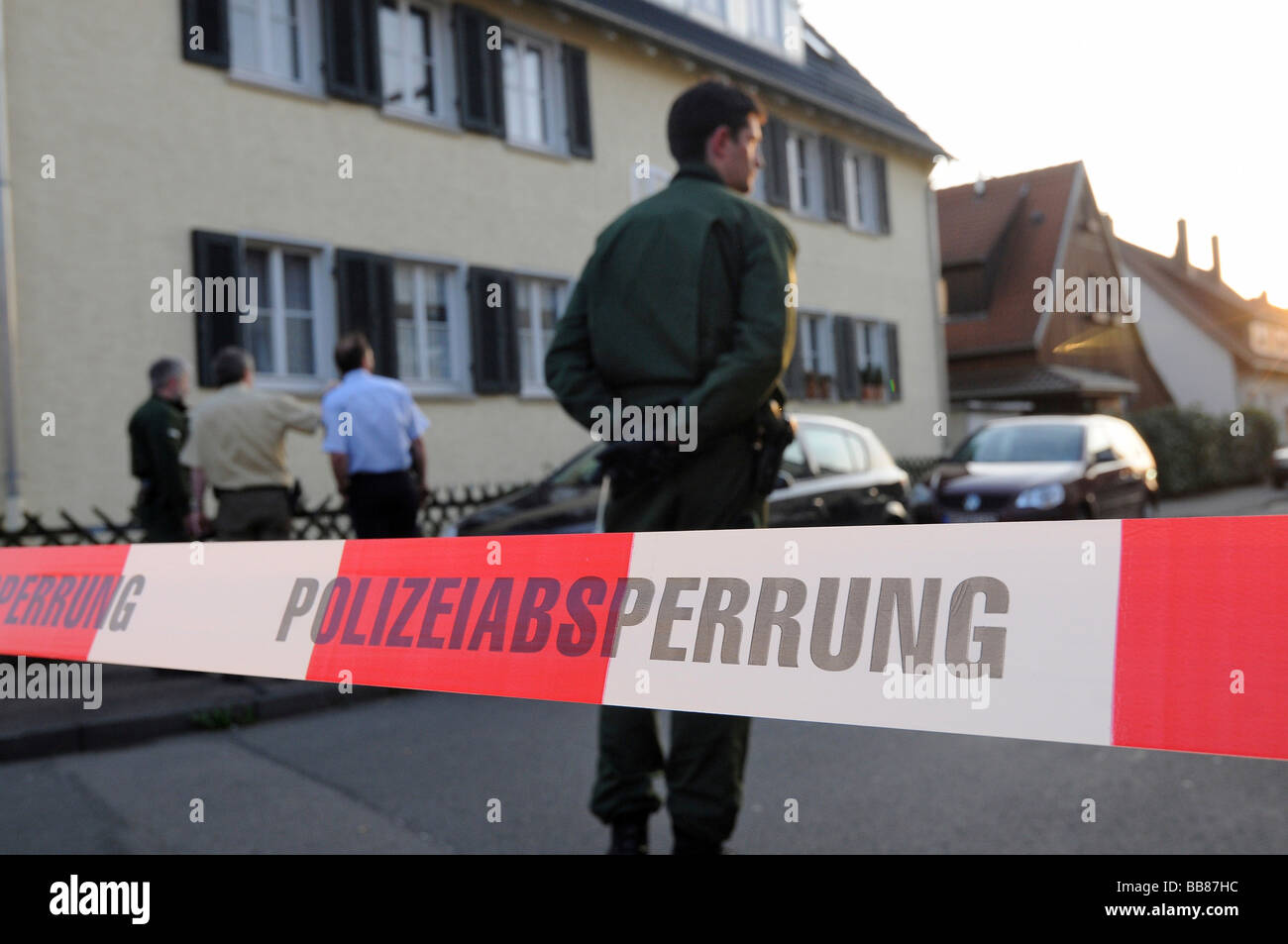 Polizei Kordon vor Mehrfamilienhaus, Familiendrama, 4 Tote Personen in Eislingen, Kreis Göppingen, Baden-Wuertte Stockfoto