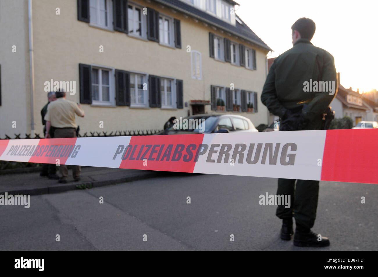 Polizei Kordon vor Mehrfamilienhaus, Familiendrama, 4 Tote Personen in Eislingen, Kreis Göppingen, Baden-Wuertte Stockfoto