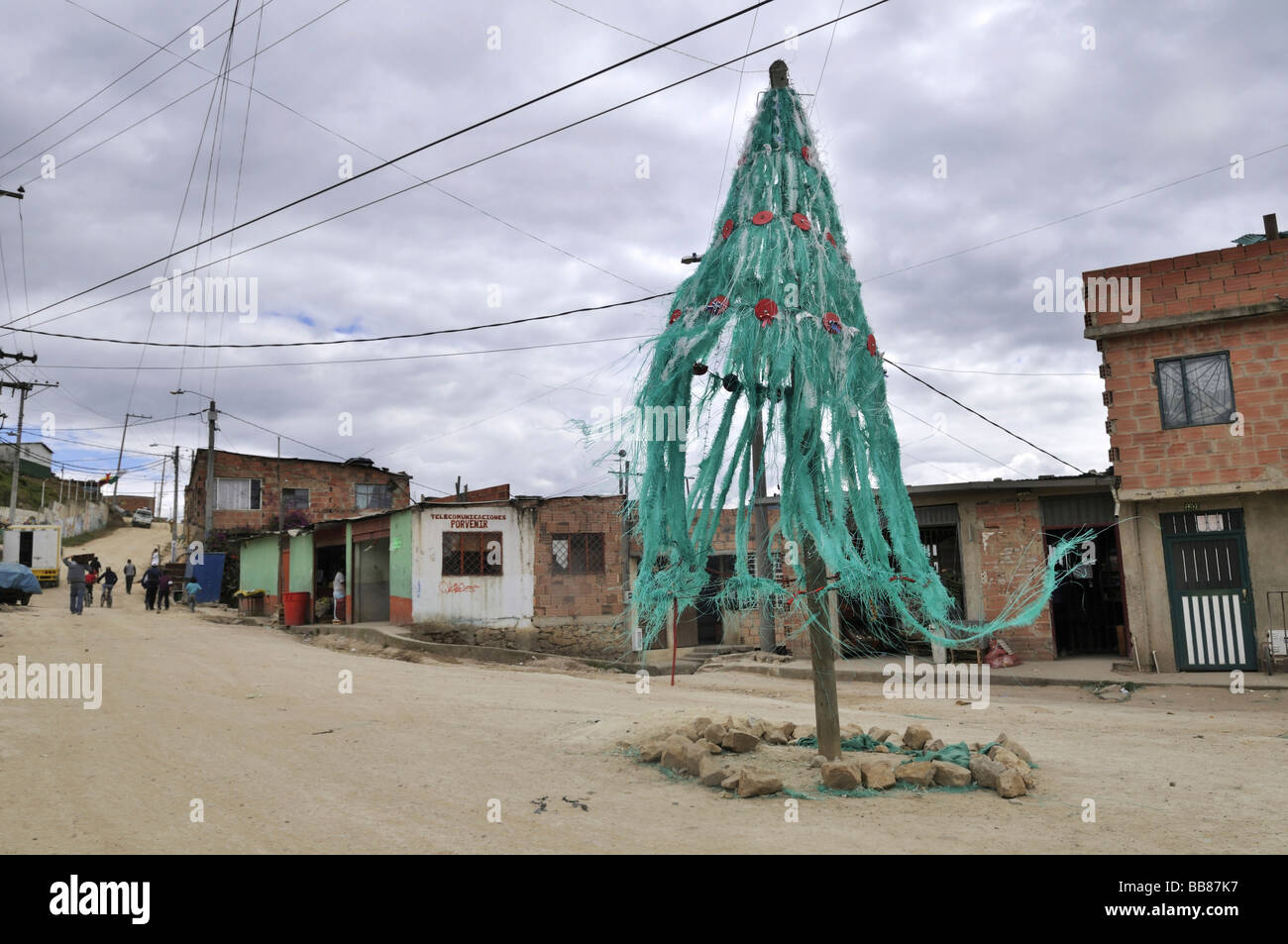 Riesige Altern Weihnachtsbaum im Wind auf einem Dorfplatz, Slums von Alto de Cazuca, Soacha, Bogota, Columbia Stockfoto