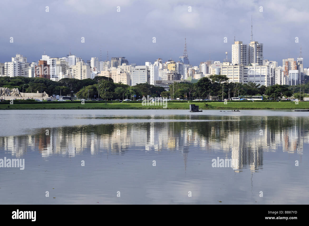 Ansicht vom Parque de Ibirapuera Park an den Hochhäusern der Zona Sul, Sao Paulo, Brasilien, Südamerika Stockfoto