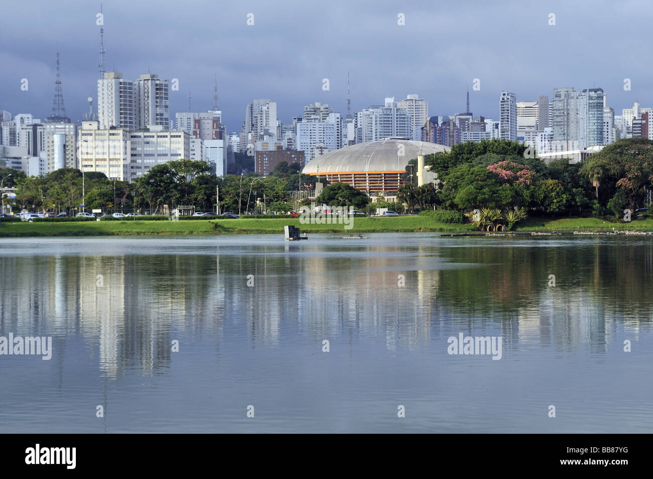 Blick vom Parque de Ibirapuera-Park an den Hochhäusern der Zona Sul und der Ginasio Do Ibrapuera Sporthalle durch Stockfoto