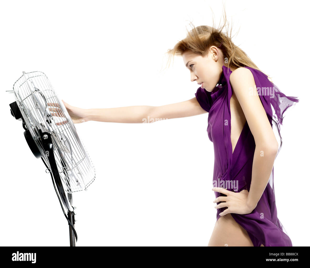 1253095 Menschen eine Frau-Model-Pose 20 25 25 30 Jahre wind geblasen Fliegende Haare blonde Erwachsene halten Touch große schwarze Windmühle Hand ha Stockfoto