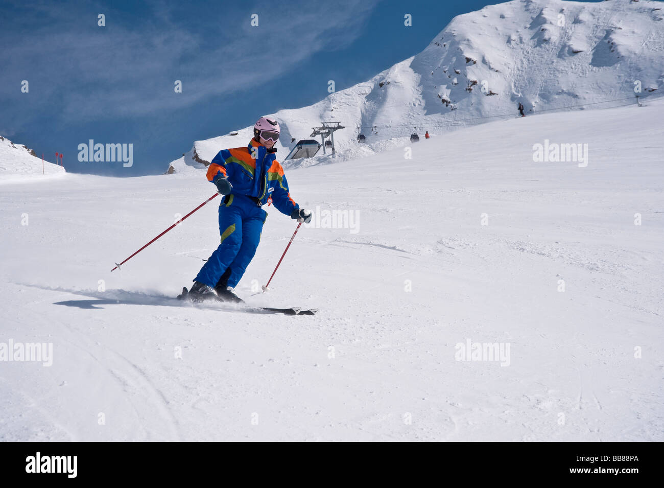 Skifahrerin mit Helm auf ski laufen, Schi, Obergurgl, Hochgurgl,  Ötztal-Tal, Tirol, Österreich Stockfotografie - Alamy