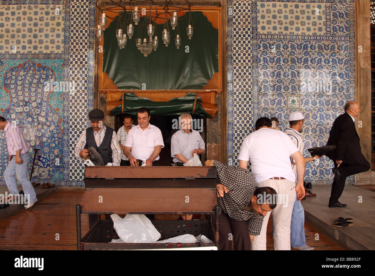 Istanbul Türkei muslimische Gläubige Rustem Pasa Moschee verlassen, nachdem Gebete im Stadtteil Eminönü Iznik Fliesen verziert Stockfoto