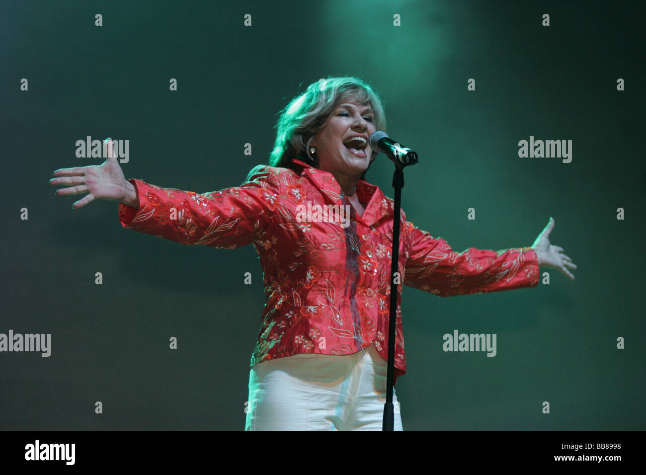 Deutsche Schlager-Sängerin und Schauspielerin Mary Roos die live bei Schlager-Nacht in der Festhalle Allmend Concert Hall, Luzern, Schweiz Stockfoto