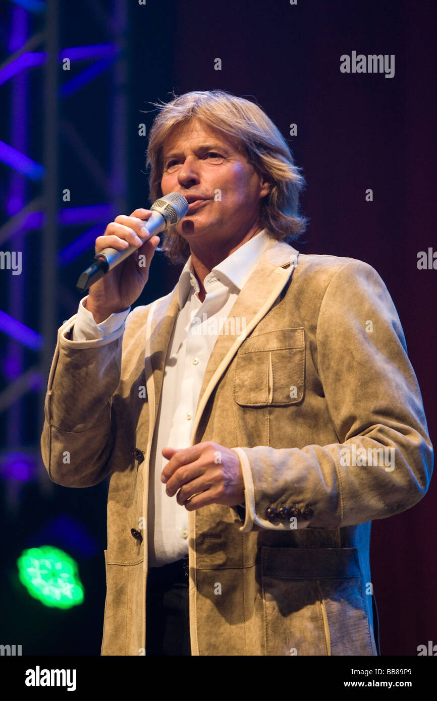 Hansi Hinterseer, österreichischer Pop und Folk-Sänger, Moderator und Schauspieler, lebt in der 9. Schlager Nacht "Konzert in der Allmend Fes Stockfoto