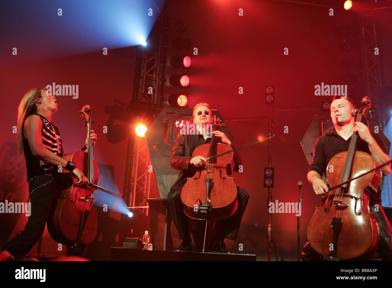 Finnische Band, Apocalyptica, die live am Blue Balls Festival im Luzerner Saal des KKL Luzern, Kultur und Convention Ce Stockfoto