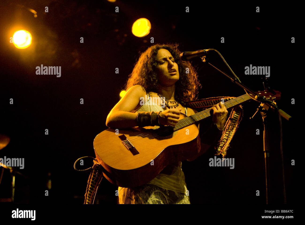 Rupa Marya, Sängerin und Frontfrau der US-Band Rupa & The April Fische, die live in Schueuer Concert Hall, Luzern, S Stockfoto