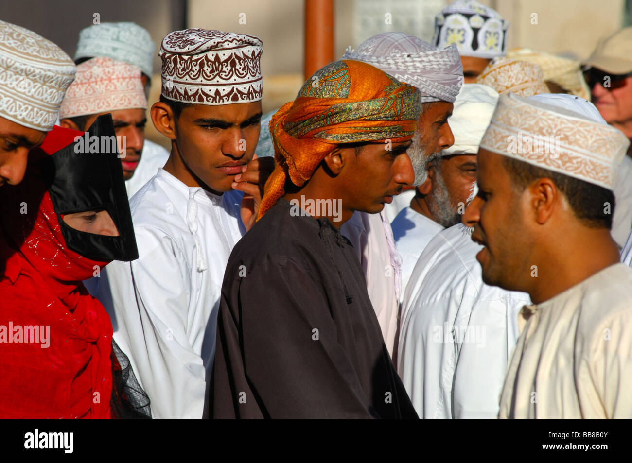 Menschen aus dem Oman, Männer tragen ein nationales Kostüm Dishdasha und einer Kummah Cape oder Mussar Turban auf dem Kopf, Frau trägt ein bu Stockfoto