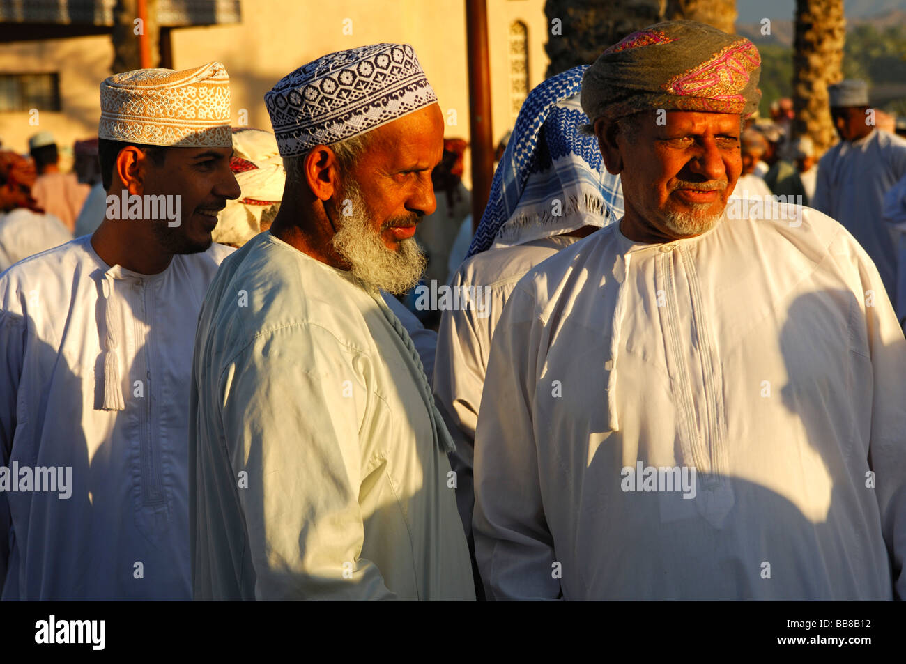 Omanische Männer tragen ein nationales Kostüm Dishdasha und einer Kummah Cape oder Mussar Turban auf dem Kopf in Aussprache, Nizwa, Sultanat von Stockfoto