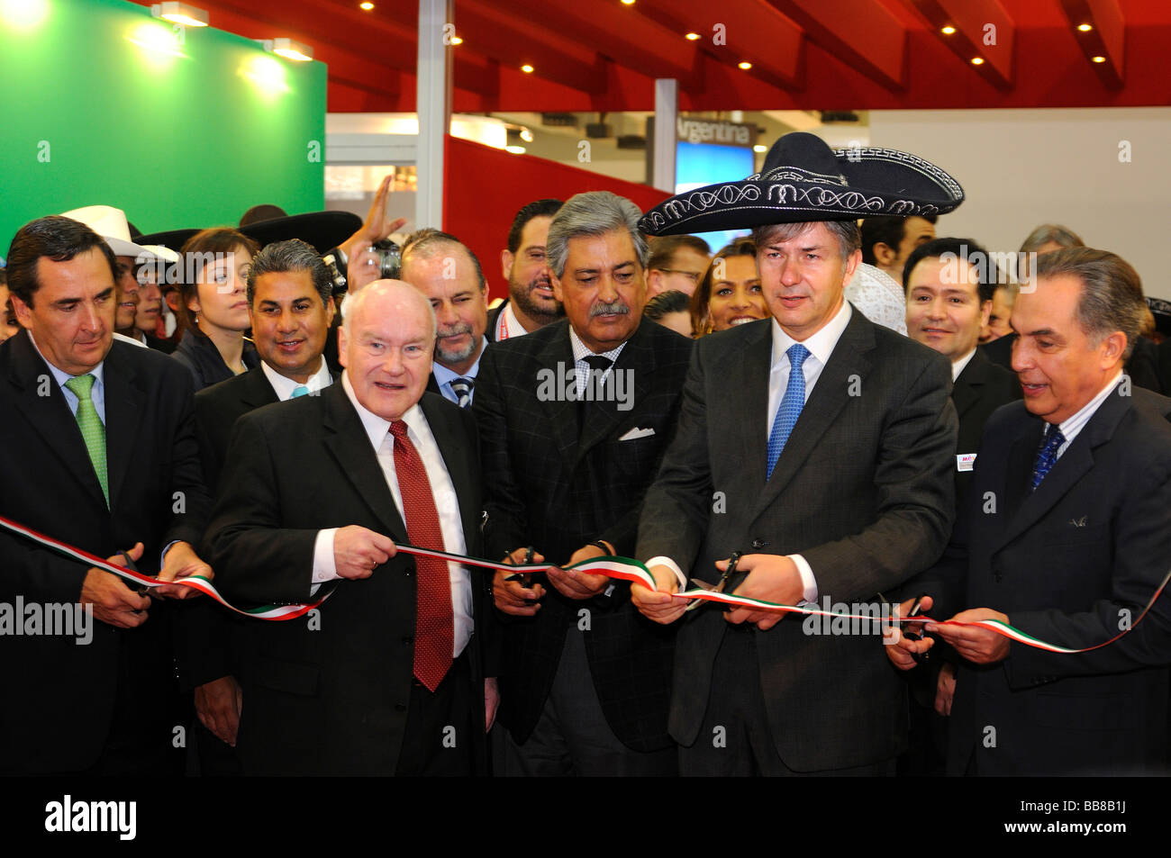 Der regierende Bürgermeister von Berlin, Klaus Wowereit mit einem Sombrero als ein Kopfschmuck, den mexikanische Stand auf der internationalen zu öffnen Stockfoto