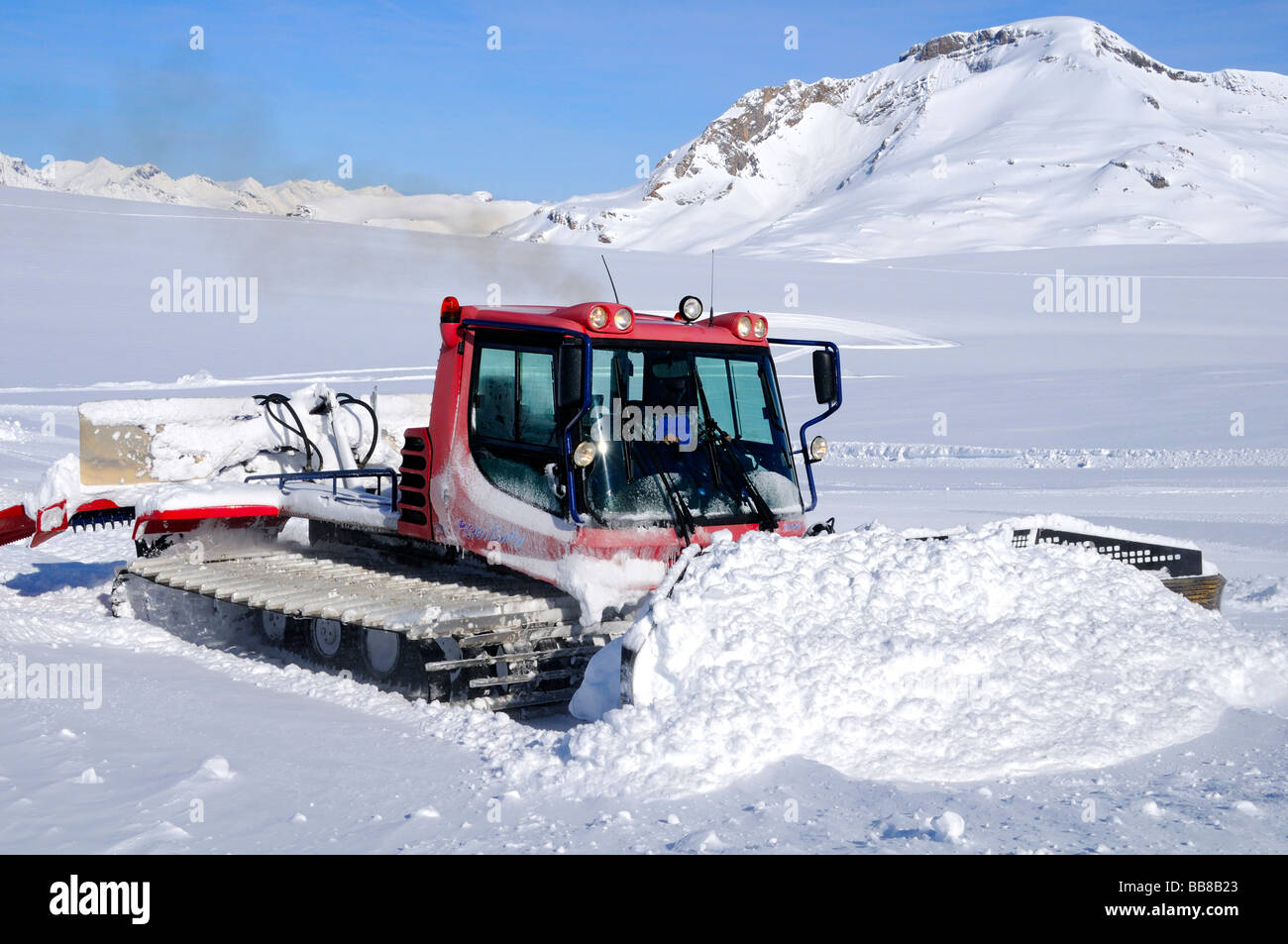 PistenBully, Kässbohrer Schneepflug in Aktion auf dem Gletscher Plaine Morte, Crans Montana, Schweiz Stockfoto