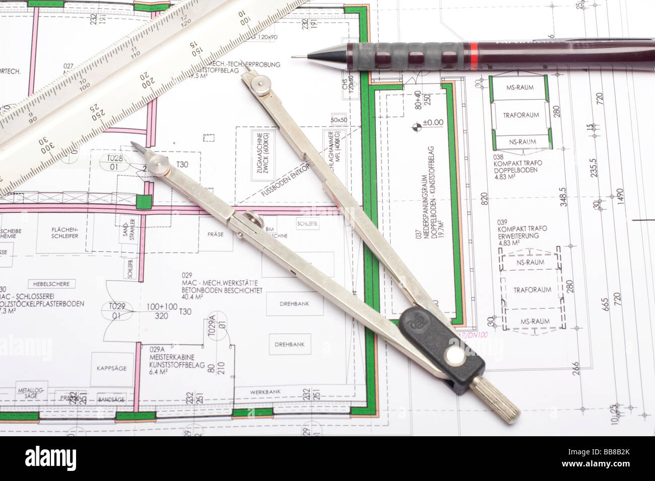 Projektplanung, Bauplan mit einem Kompass, einen mechanischen Bleistift und  ein Lineal Stockfotografie - Alamy