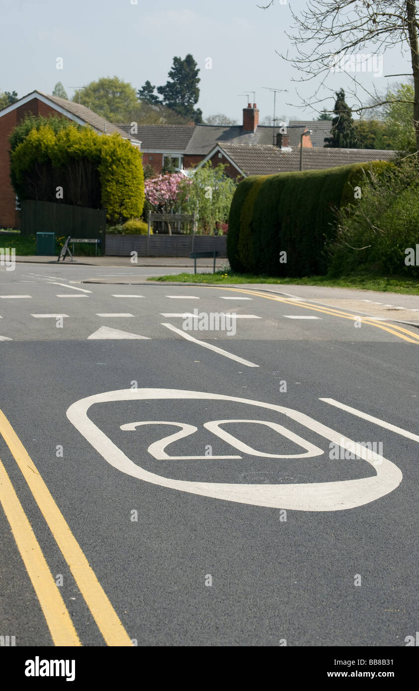 Rondell auf der Straße zu zeigen, dass der Verkehr in einem Gebiet mit 20 km/h Höchstgeschwindigkeit und Geschwindigkeit Buckel gemalt Stockfoto