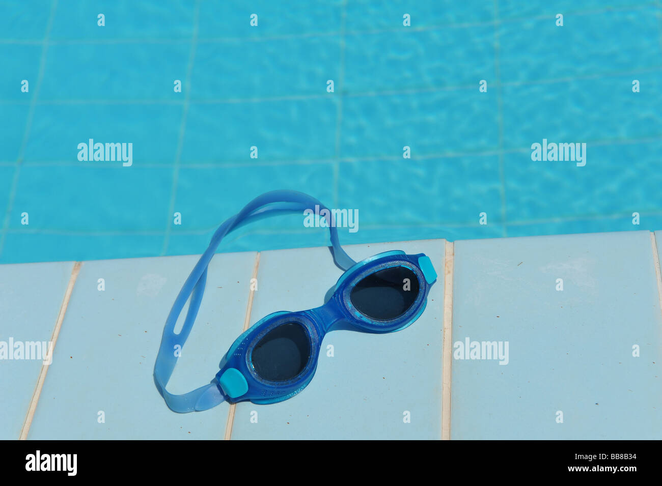 Schwimmbrillen oder Gläser am Pool Stockfoto