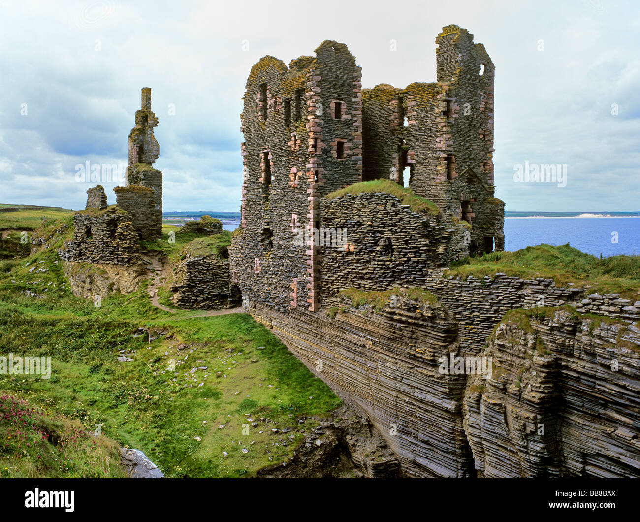 Ruinen von Sinclair & Girnigoe Castle auf Klippen, Noss Head, Schottland, Großbritannien, Europa Stockfoto