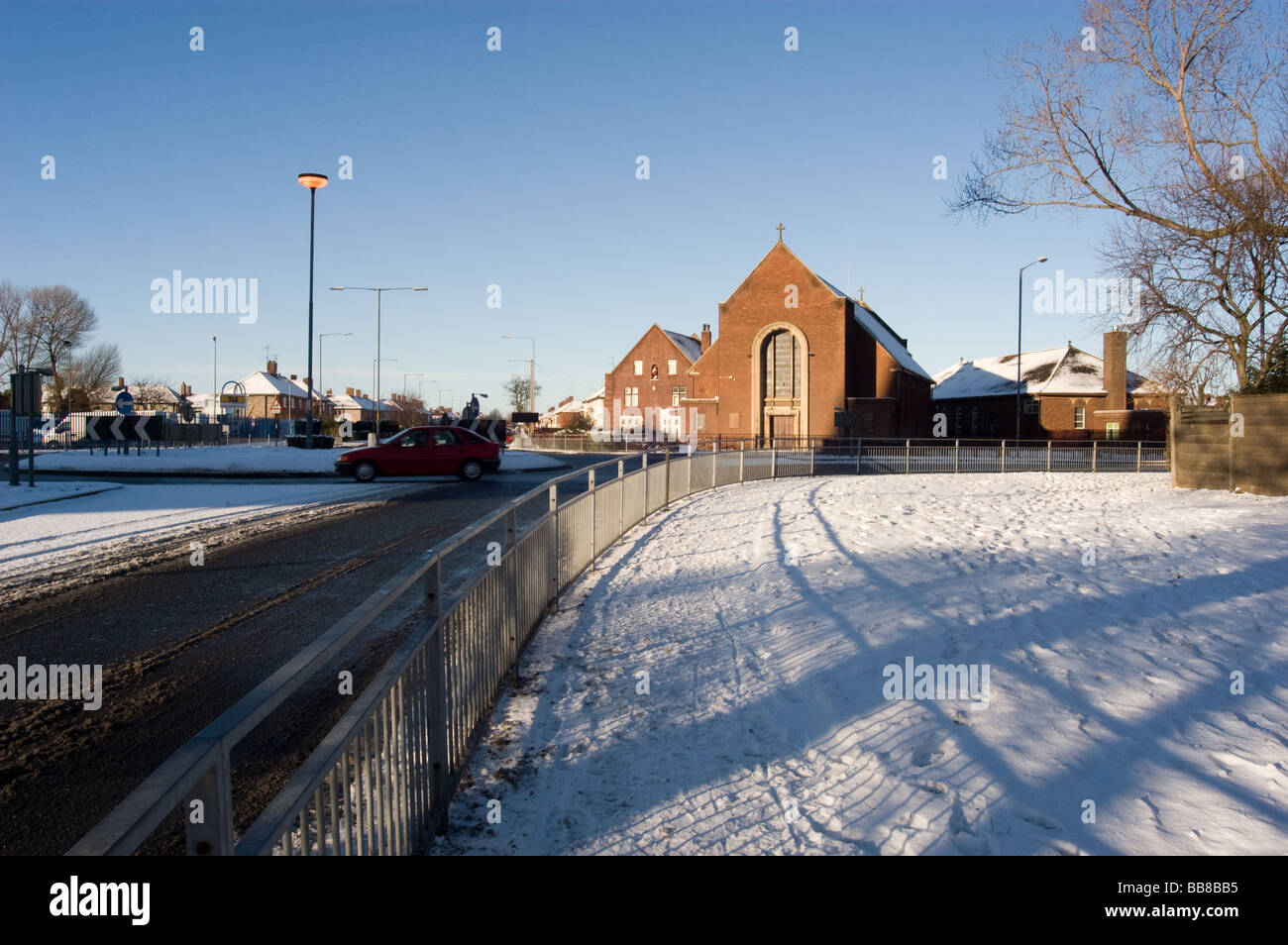 Schnee und St John s Kirche in der Stadt von Billingham Cleveland-England Stockfoto
