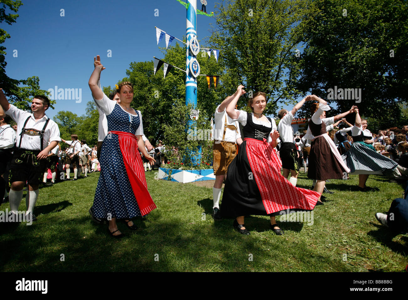 Maitanz - Tanz um den Maibaum, Wolfratshausen, Oberbayern, Bayern, Deutschland Stockfoto, Bild 