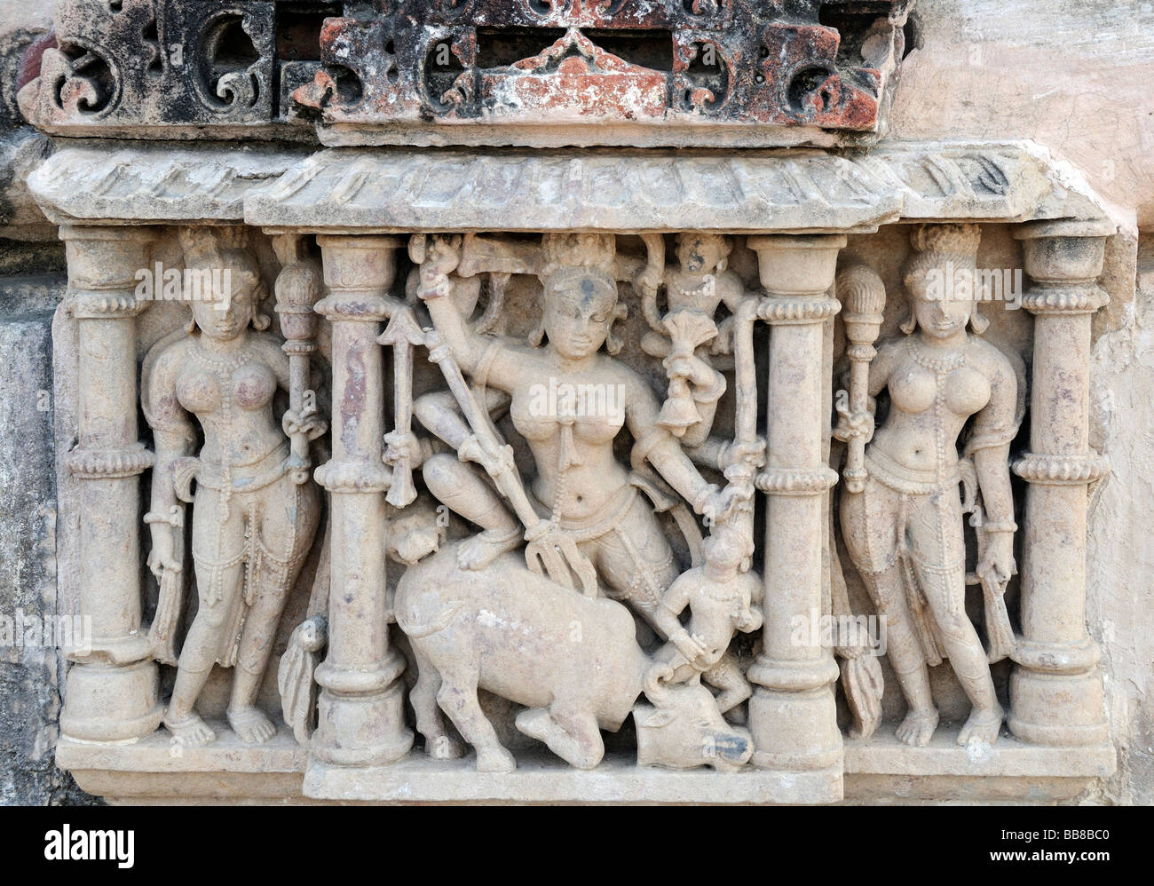 Steinbildhauen auf Magar Mandi Mata Mandir Hindu-Tempel. Dies zeigt die Göttin Durga Enthauptung Mahishasura als ein Bufffalo Stockfoto