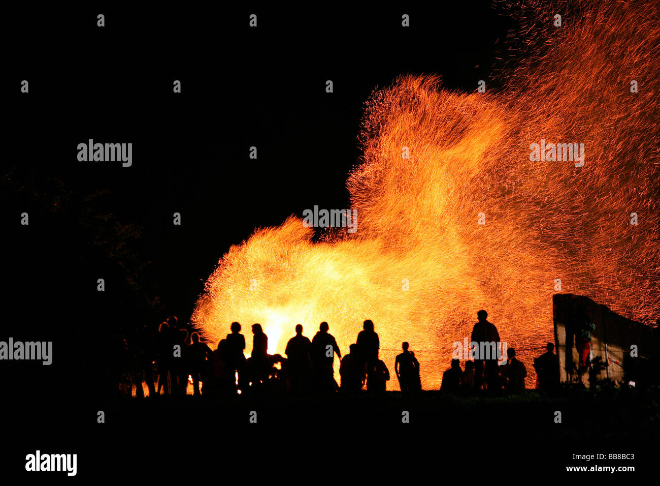 Sonnenwende Feuer, Johanni, in Peretshofen, Gemeinde Dietramszell, Bayern, Deutschland Stockfoto