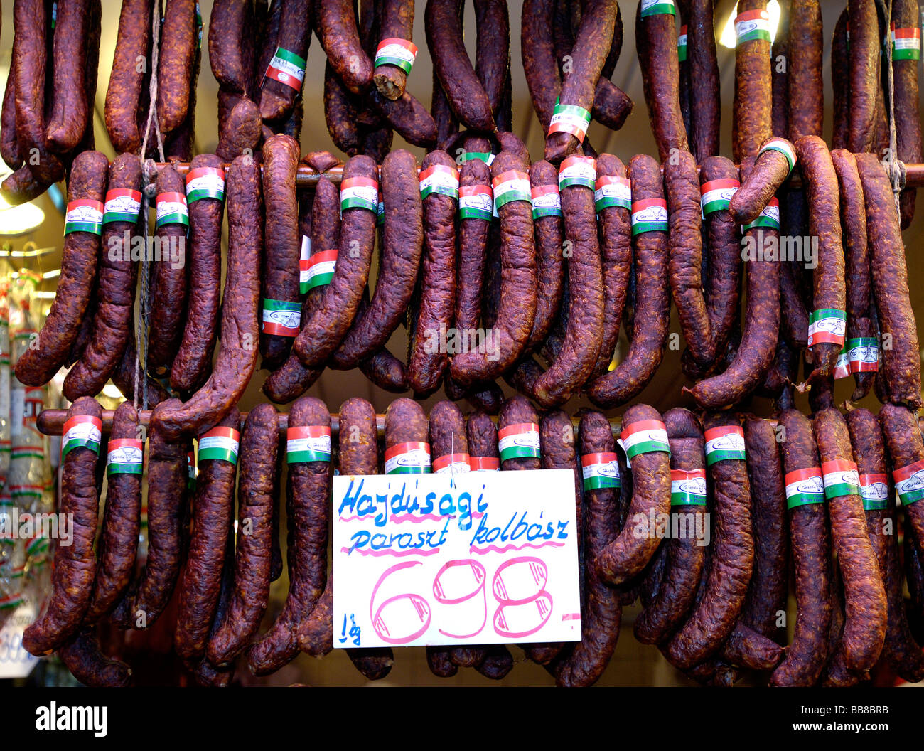 Traditionelle ungarische Salami in Markthalle in Budapest, Ungarn