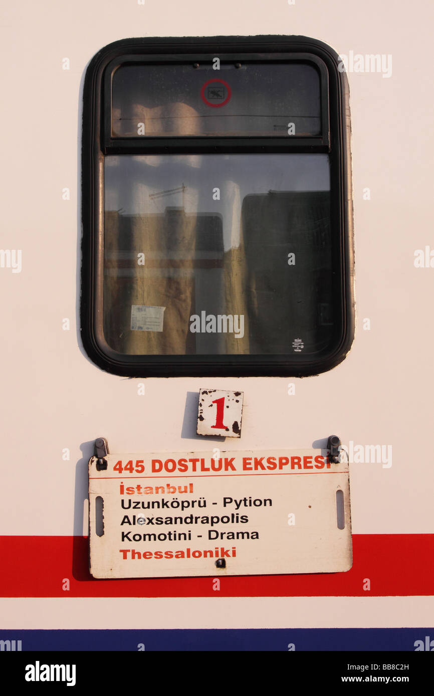 Istanbul Türkei TCDD türkische Staatsbahn trainieren Trainer Wagen am Bahnhof Sirkeci Ziel Thessaloniki anzeigen Stockfoto