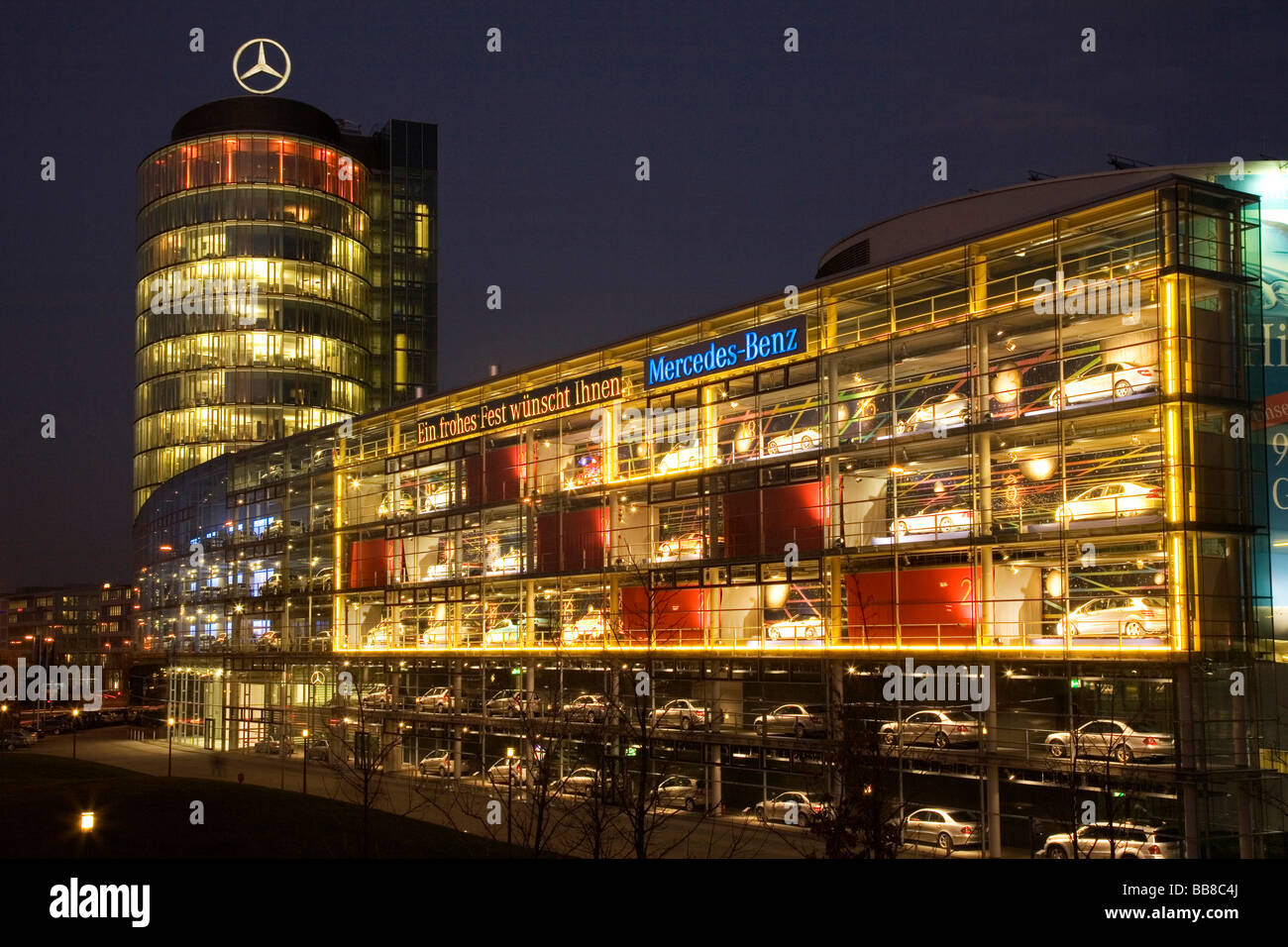 Autohaus dekoriert wie ein Adventskalender für Weihnachten bei Nacht, München, Upper Bavaria, Bavaria, Germany, Europe Stockfoto