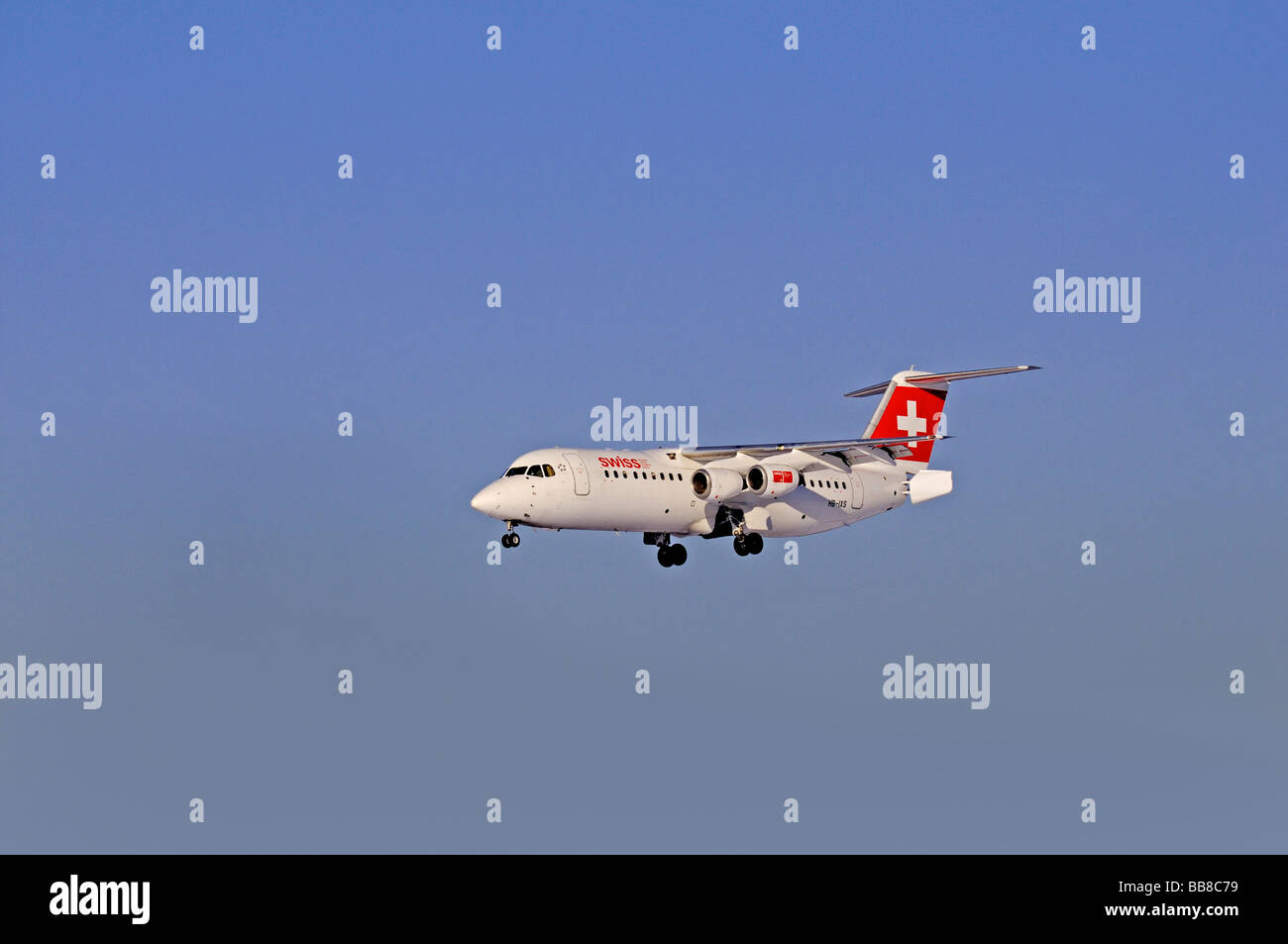 Verkehrsflugzeuge, Swissair, AI(R) Avro RJ & BAe 146, Annäherung an das Land vor einem dunstigen Himmel Stockfoto