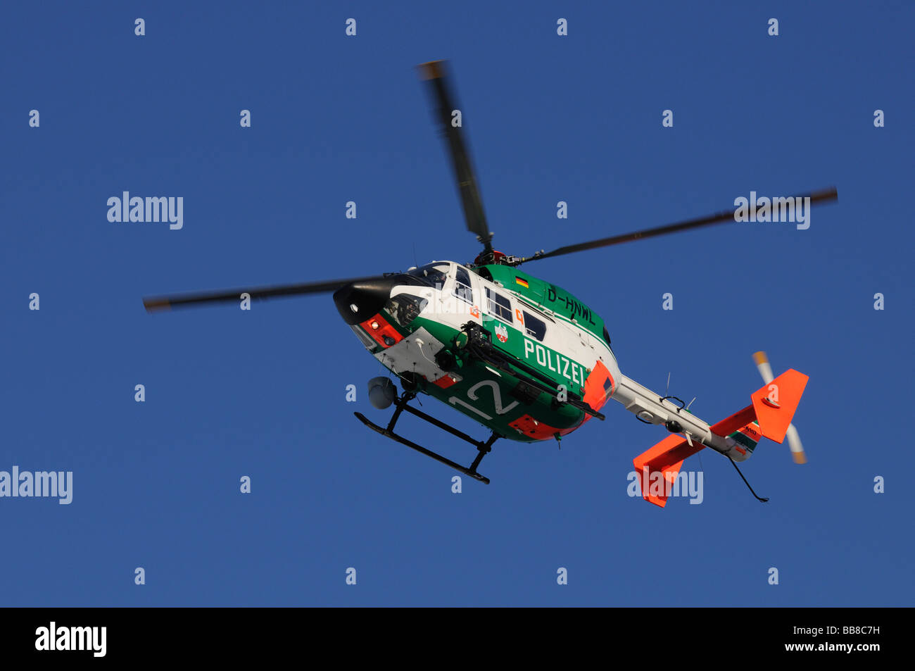Polizei-Hubschrauber im Flug vor blauem Himmel Stockfoto