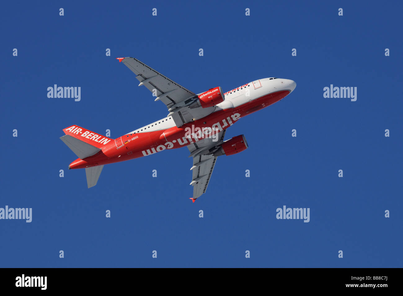 Verkehrsflugzeuge, Air Berlin, Airbus A319, Klettern gegen einen stahlblauen Himmel, Perspektive von schräg unten, airberlin.c Stockfoto