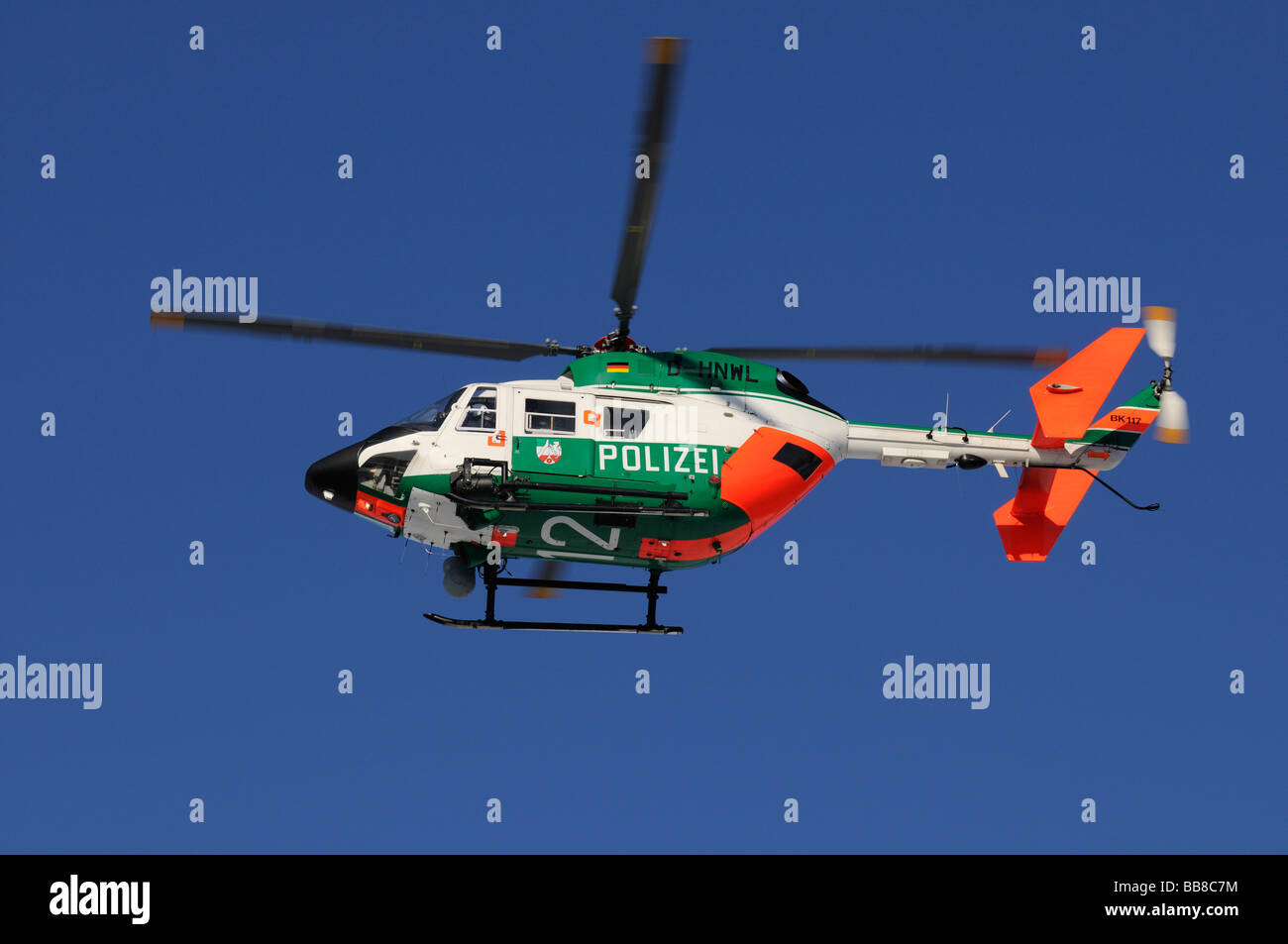 Polizei-Hubschrauber im Flug gegen einen stahlblauen Himmel Stockfoto