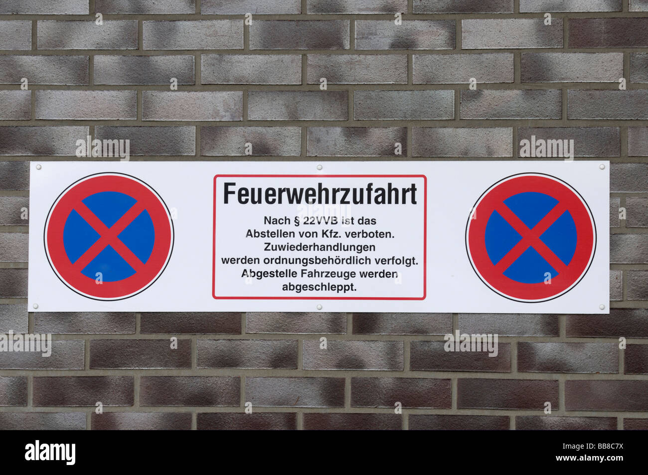 Deutsche Zeichen an der Wand eines Gebäudes freihalten für die Feuerwehr Stockfoto