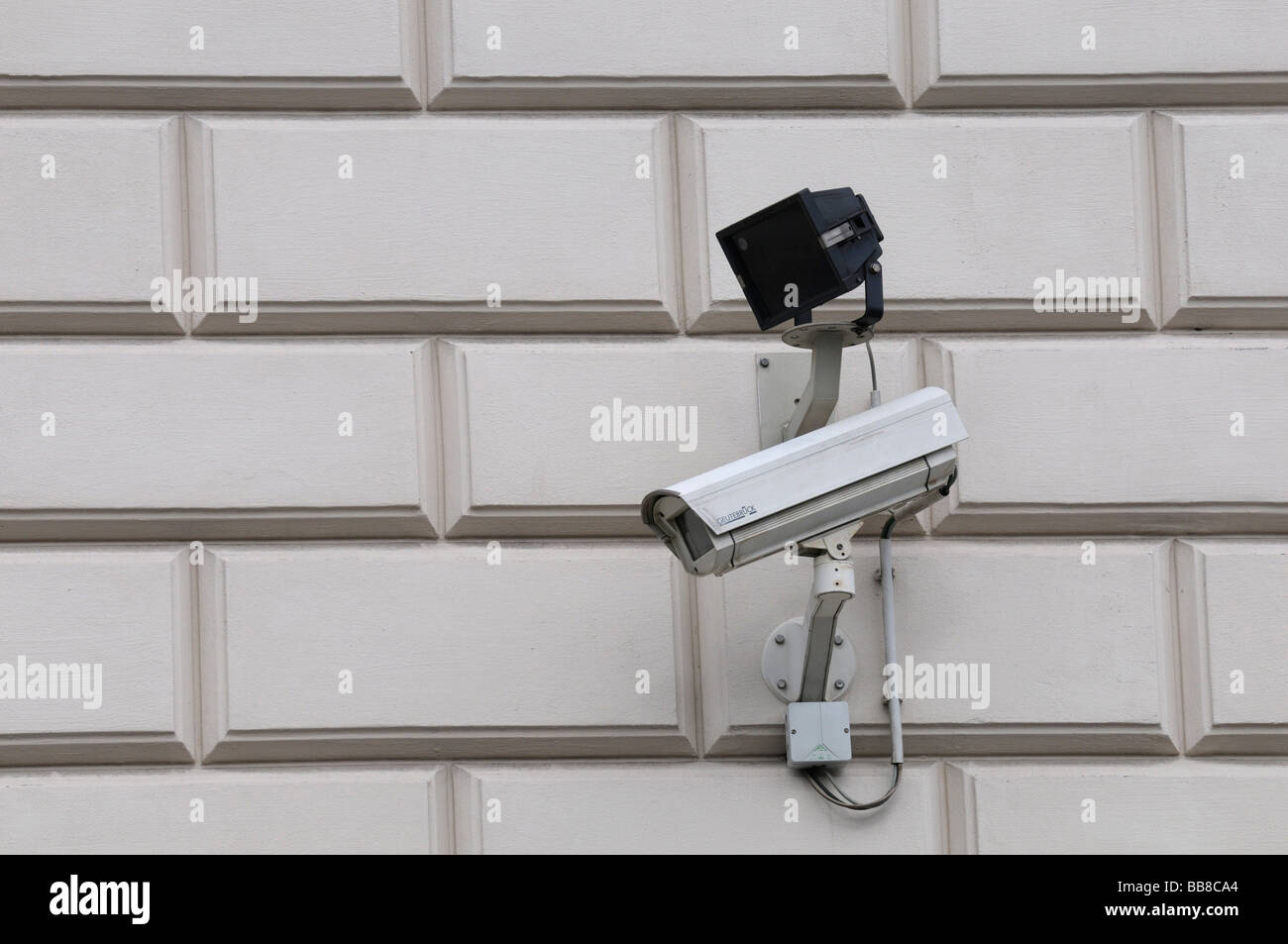 Überwachungskamera mit Infrarot-Flutlicht Stockfoto