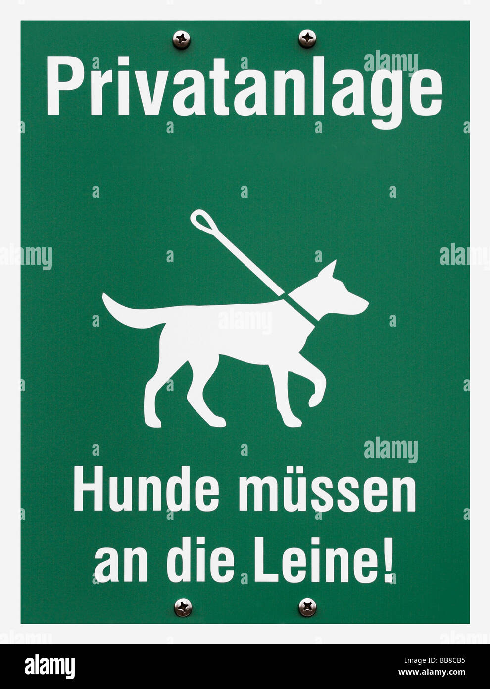 Anleitung-Platte: private Räumlichkeiten, Schriftzug "Hunde Muessen an Die Leine!", Deutsch für "Hunde an der Leine genommen werden müssen!" Stockfoto