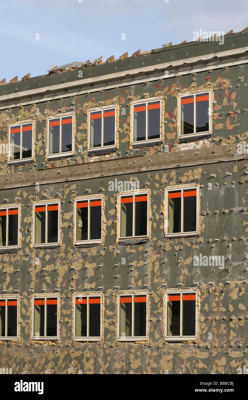 Gebäudesanierung, wurde alte Verkleidung entfernt, Isolierung Fenster, reichlich gefüllt mit Polyurethan-Schaum, geprüft Stockfoto