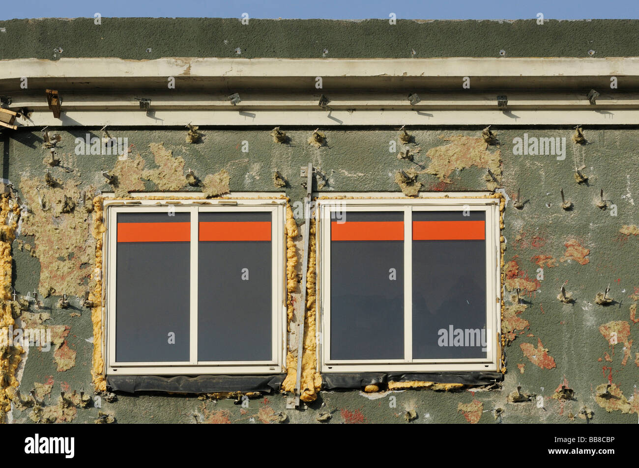 Gebäudesanierung, scheinbare Installation von Isolierung Fenster mit Polyurethan-Schaum, aus Datum und die Aussteifung von der Stockfoto