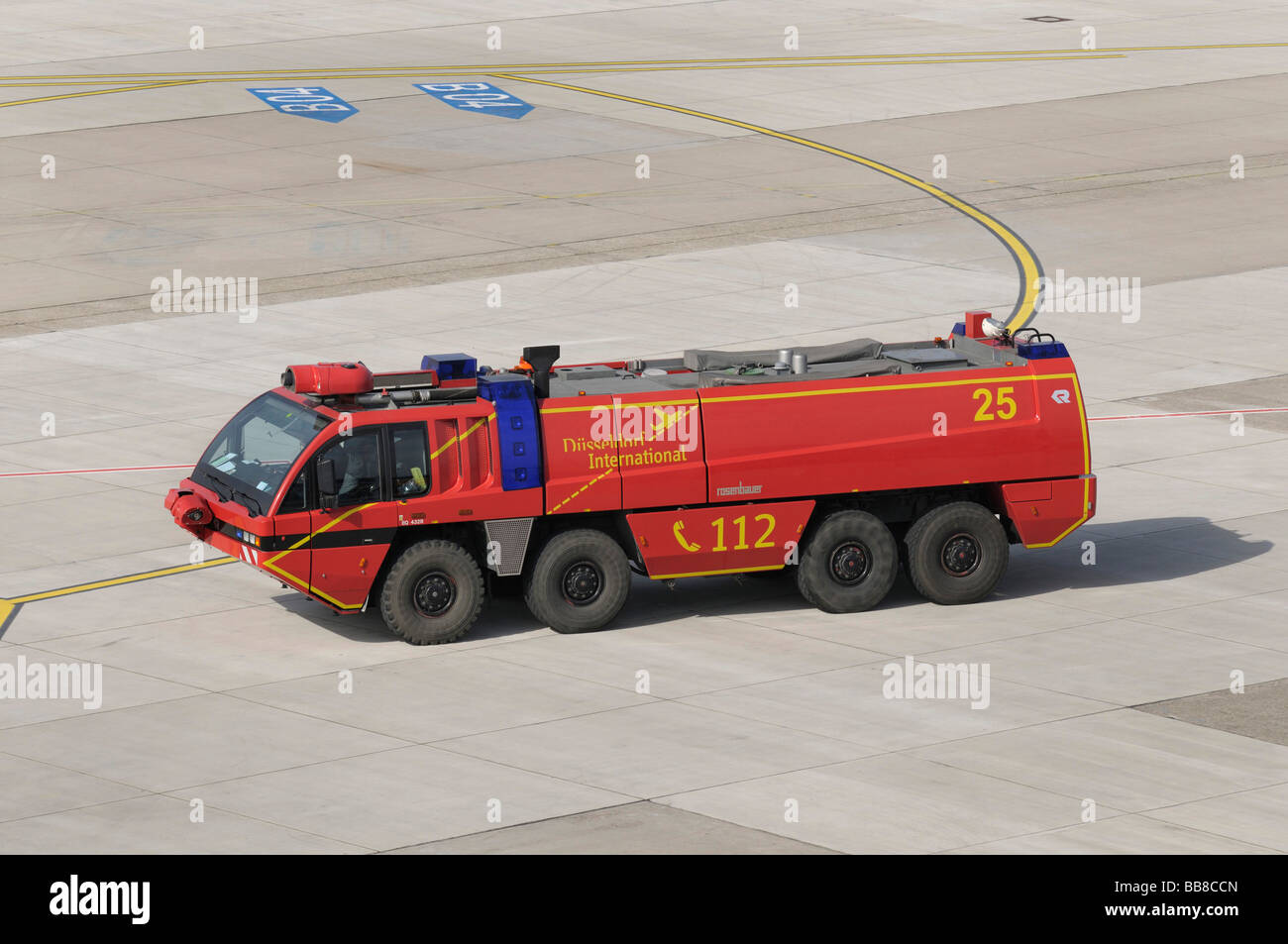 Flughafen-Feuerwehrauto von der Firma Rosenbauer auf dem Laufsteg, Feuerwehr, Flughafen Düsseldorf International, Nordrhein-Wes Stockfoto