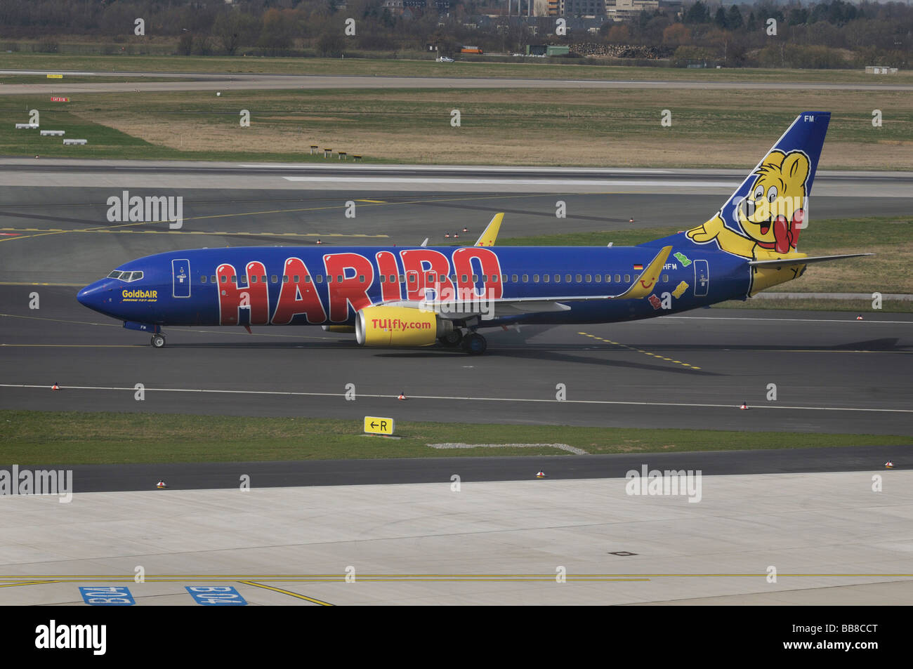 Passagierflugzeug Im Haribo Design, TUIfly GoldbAir Boeing 737-800 auf dem Rollfeld, Flughafen Düsseldorf International, North Rh Stockfoto