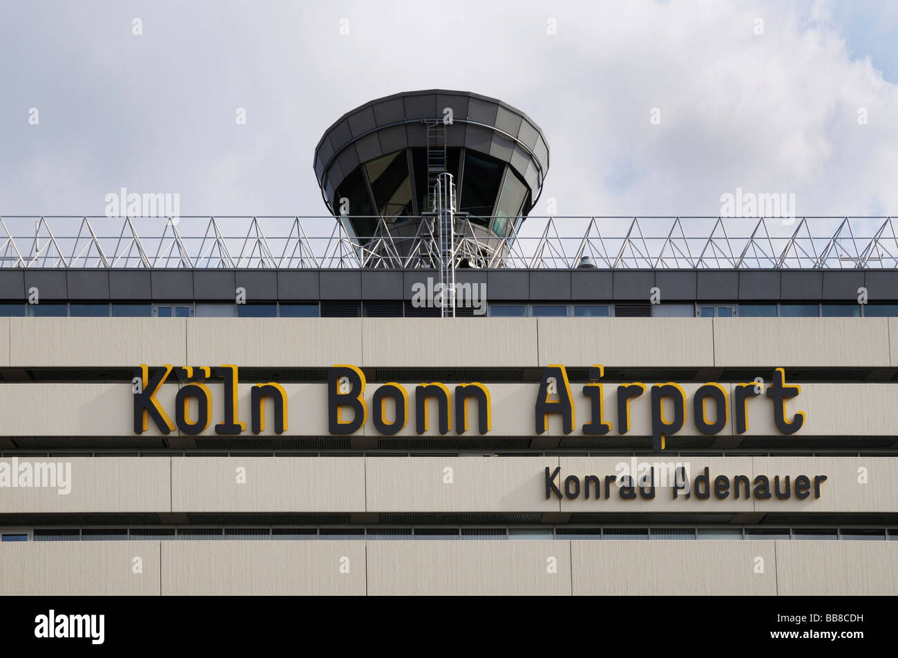 Turm und Hauptgebäude mit dem schreiben, Flughafen, Köln Bonn Airport Konrad Adenauer, North Rhine-Westphalia, Deutschland Stockfoto