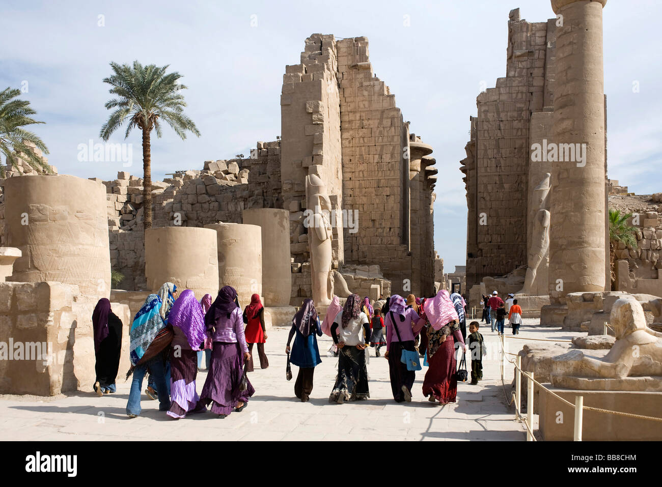 Große Hof und zweiten Pylon, weibliche Besucher tragen traditionellen Kleidung, Tempel des Amun-Re, Karnak Tempel, Luxor, Ägypten, Afr Stockfoto