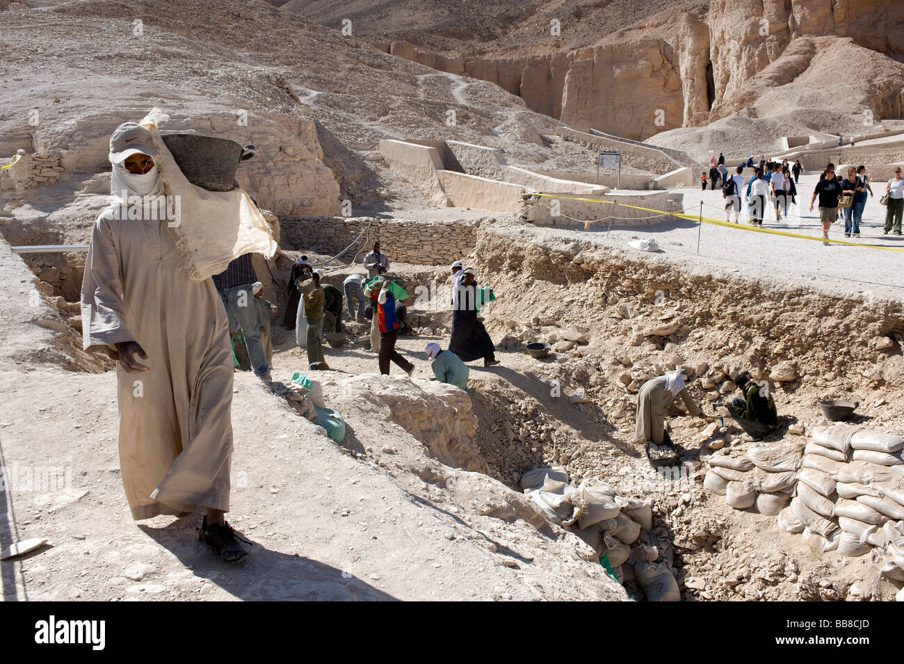 Lohn Arbeiter tragen Boden, Ausgrabungen im Tal der Könige, West-Theben, Luxor, Ägypten, Afrika Stockfoto