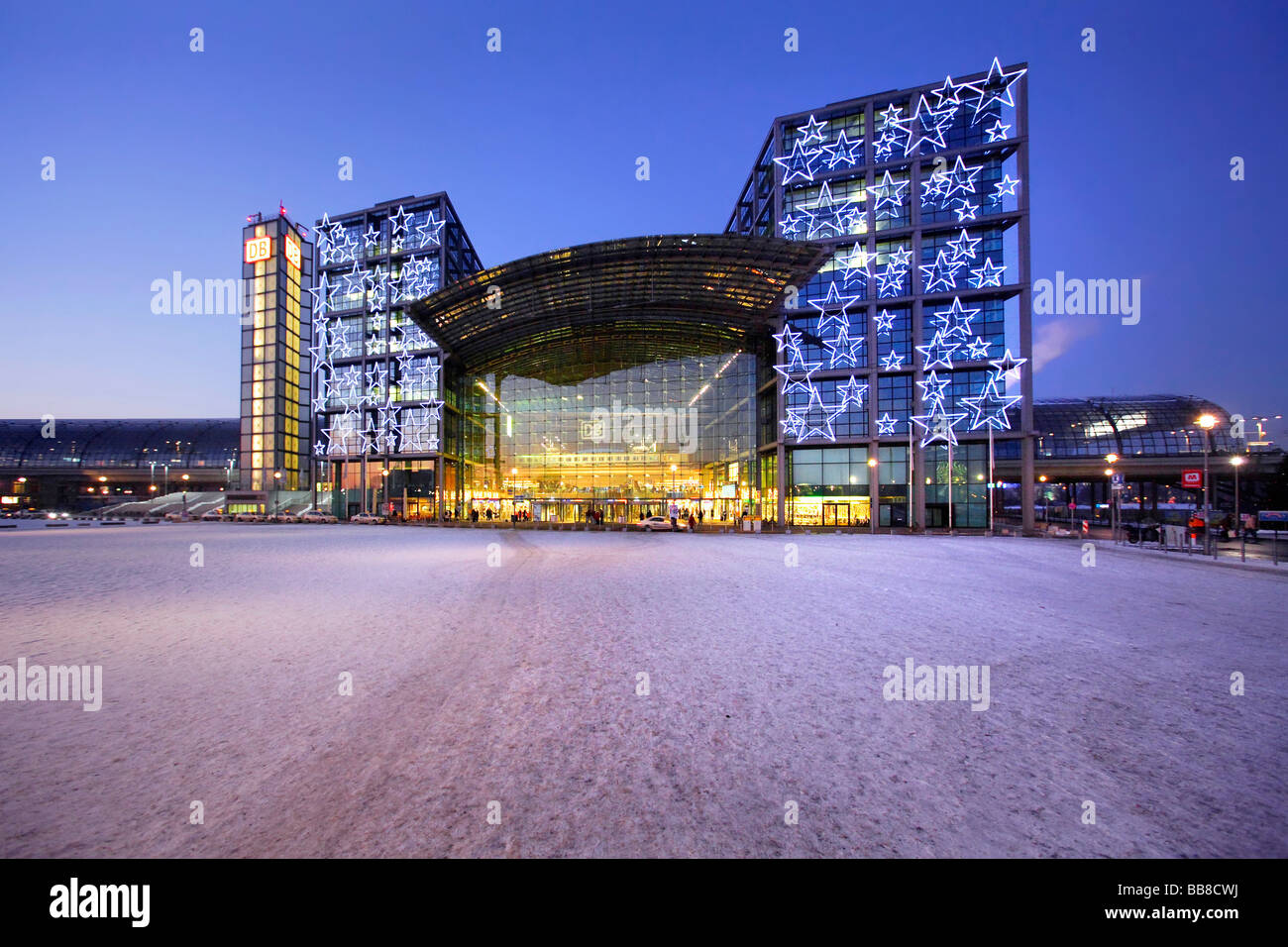 Schnee und festliche Dekoration am Hauptbahnhof Berlin, Deutschland Stockfoto