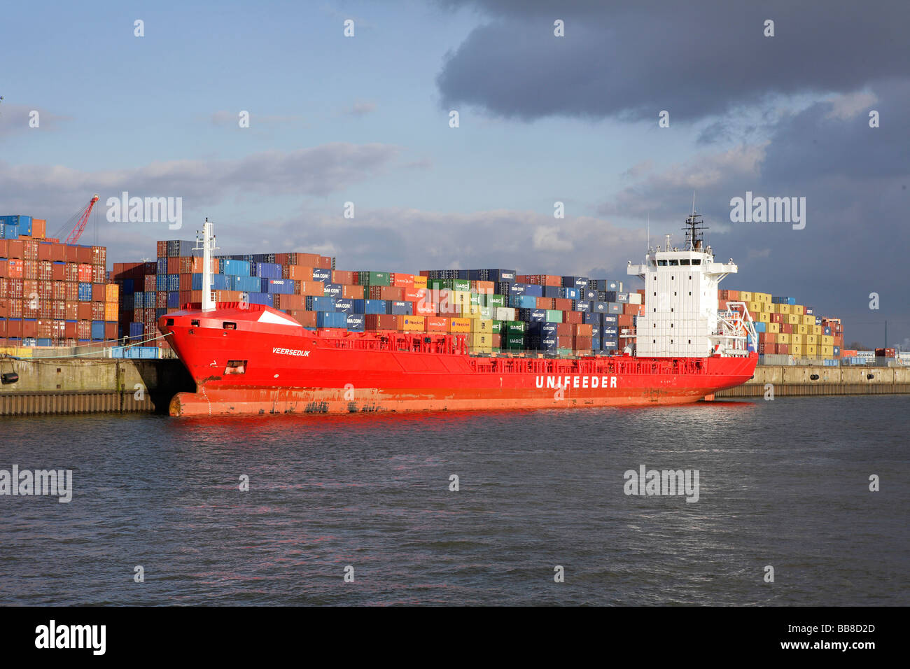 Feederschiff, Frachtschiff und Container im Hamburger Hafen, Hamburg, Deutschland Stockfoto