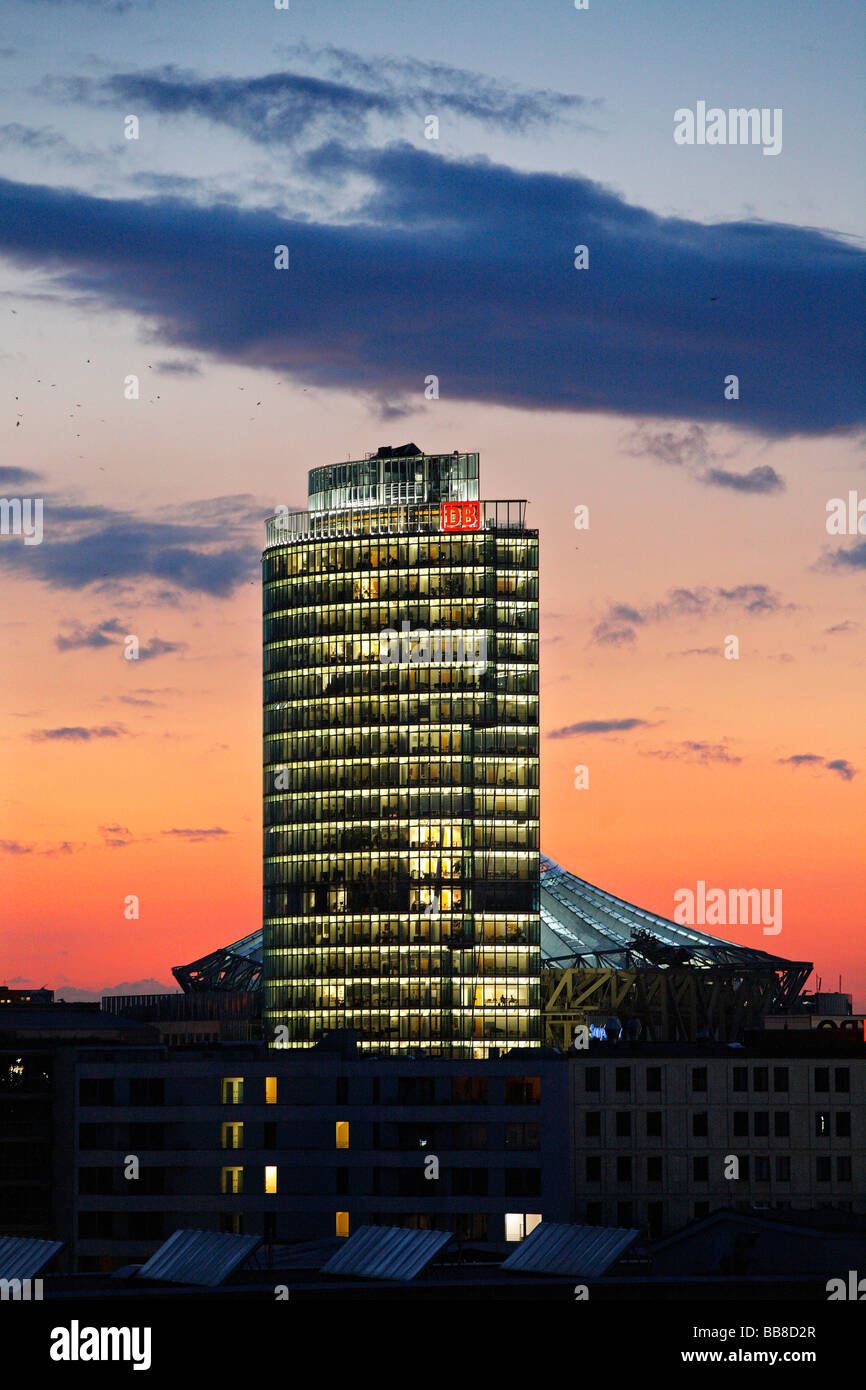 DB Tower, Sitz der Deutschen Bahn und Sony Center, roten Abendhimmel, Berlin, Deutschland Stockfoto