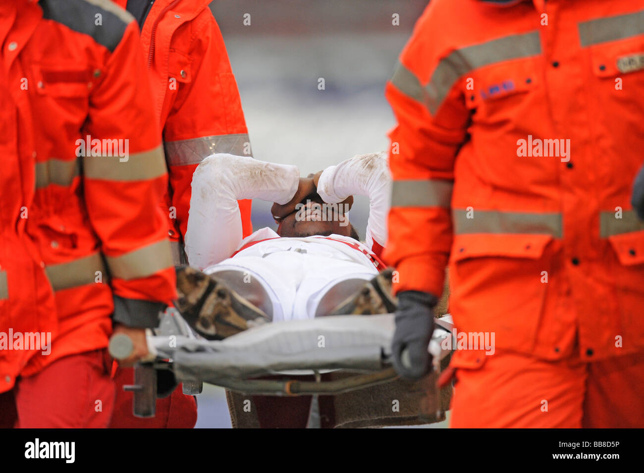 Arthur Boka, VfB Stuttgart, von Medizinern auf einer Bahre vom Feld getragen werden Stockfoto