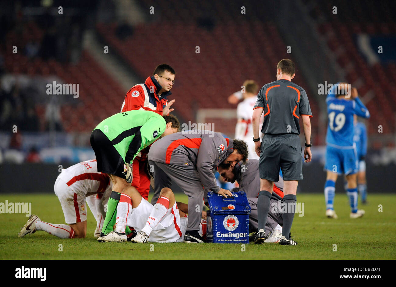 Serdar TASCI, VfB Stuttgart, auf dem Boden, weh, mit den Ärzten Stockfoto