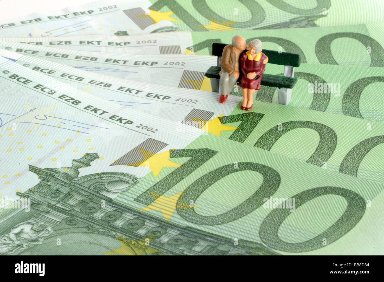 Miniaturfiguren Rentner sitzen auf einer Bank auf Euro-Banknoten, symbolisches Bild für Rente, Altersvorsorge Stockfoto