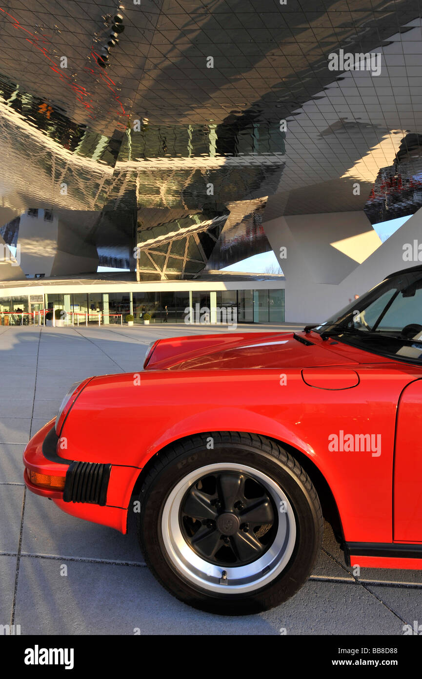 Porsche 911 Carrera Targa 3, 2 1988 vor dem neuen Porsche Museum, Zuffenhausen, Stuttgart, Baden-Württemberg, Deutschland, Stockfoto