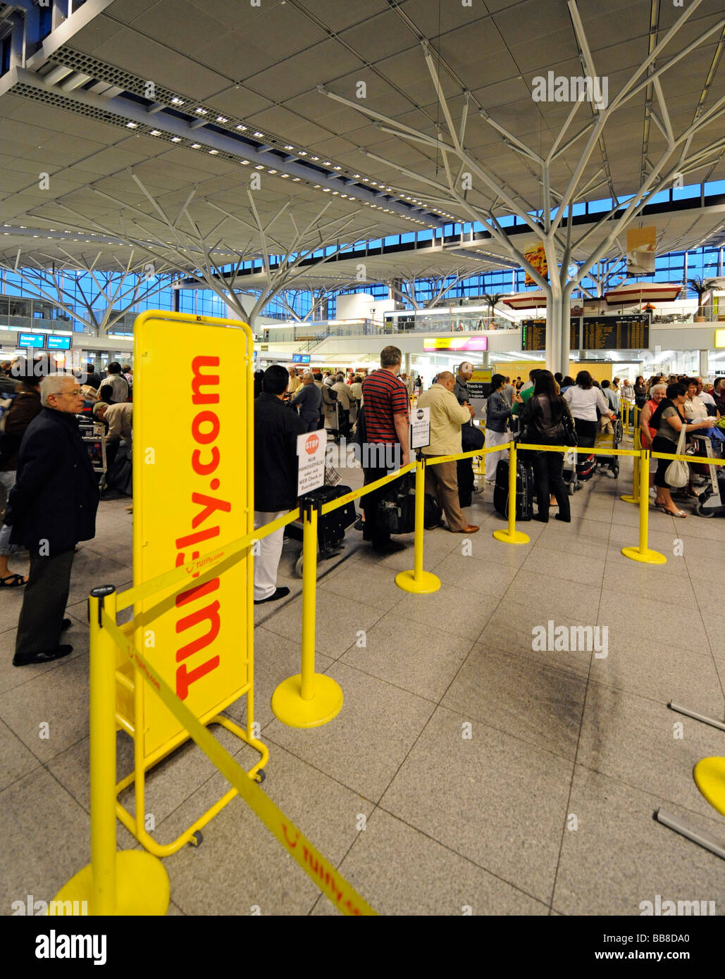 Reisende warten in Warteschlangen am Check-in-Schalter der TUI-Fly,  Flughafen Stuttgart, Baden-Württemberg, Deutschland, Europa Stockfotografie  - Alamy
